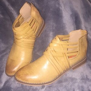Rocket Dog beige booties